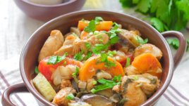 Яхния със свинско, тиквички и зеленчуци