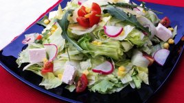 Салата айсберг с рукола и чери домати