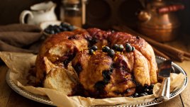 Лесен маймунски хляб с боровинки и лимон