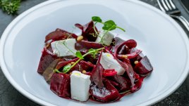 Салата с печено червено цвекло 