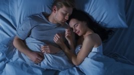 Защо е здравословно да спиш до любим човек?