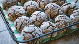 Бисквити с меласа и пудра захар