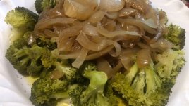 Броколи със задушен карамелизиран лук