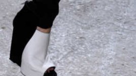 Високите обувки с цяла подметка са на мода