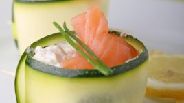 Рулца със сьомга, краставица и крема сирене 