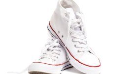 Как да почистим белите кецове?