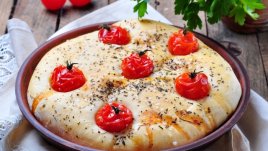 Фокача с чери домати и билки