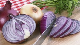 Как да използваме лука в процедурите за красота?