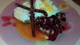 Яйца ала Бенедикт с цвекло и сос холандез