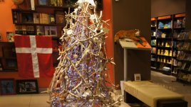 Бяла топка от прежда назаем от Баба Марта за Дядо Коледа