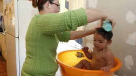 С каква вода да къпем новороденото бебе?