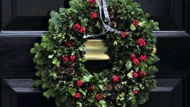 Къде да закачим коледния венец