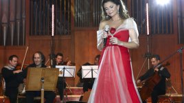 Нели Рангелова показва богатия си емоционален свят и с тоалети