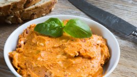 Разядка с печени чушки и фета