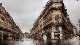 Обаянието на града под дъждовните капки 