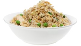 Пържен кафяв ориз с пиле и грах