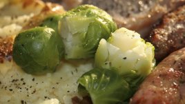 Запържена наденица с брюкселско зеле