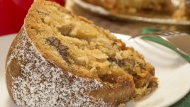 Кекс с ябълки и орехи