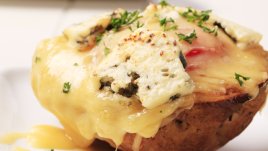 Запечени пълнени картофи с шунка, кашкавал и сметана