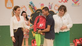 А1 и НАПГ зарадваха близо 300 деца от приемни семейства с нови раници и учебни помагала