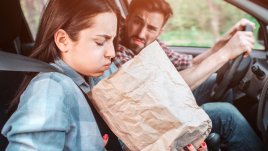 Как да се справим с гаденето по време на път?