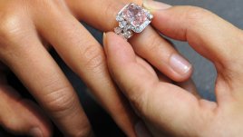 Годежният пръстен – с диамант, а защо не и с рубин