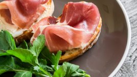 Брускети с прошуто