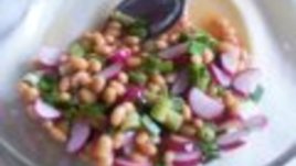 Пролетна салата с боб