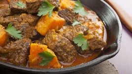 Агнешка яхния със сладки картофи