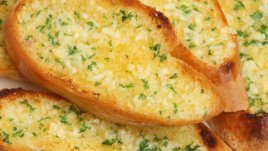 Печени филийки с масло, чесън и пармезан