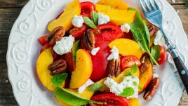 Салата с домати, праскови и сирене