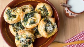 Руло с бутертесто, крема сирене и спанак