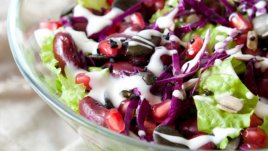 Салата с бекон, боб и айсберг