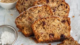 Кекс с червени боровинки и орехи 