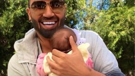 Азис позира с внучката на Катето Евро