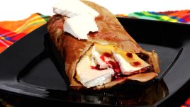 Рап със сирене бри и сладко от ягоди