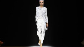 Сака с пайети в колекцията на Armani Haute Couture за есен/зима 2022/2023