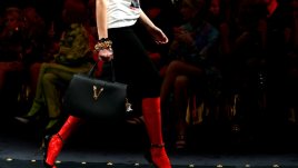 Дантела, златни верижки и жакард в колекцията на Versace