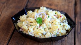 Картофена салата с яйца и кисели краставички