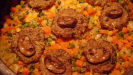 Кюфтенца с гъби върху канапе от ориз и зеленчуков микс