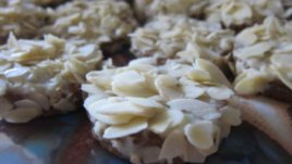 Бисквитени тарталети с бадемови стърготини