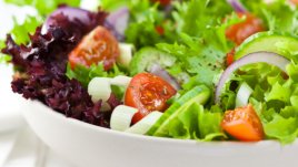 Свежа френска салата с майонезен дресинг 