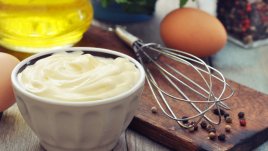 Домашна майонеза с чесън и черен пипер