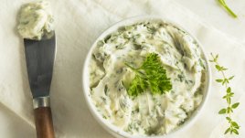 Домашно чесново масло с магданоз 