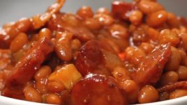 Боб на фурна с наденица и сушени домати