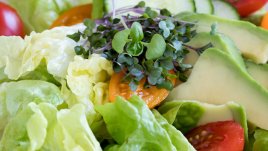 Салата с авокадо, айсберг и чери домати