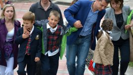 На ексминистър Делян Добрев му се роди трето дете