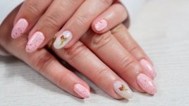 Нежни акценти за красив маникюр