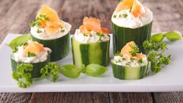 Пушена сьомга с крема сирене и краставици