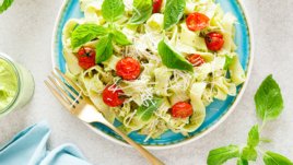 Салата с паста, пиле и авокадо